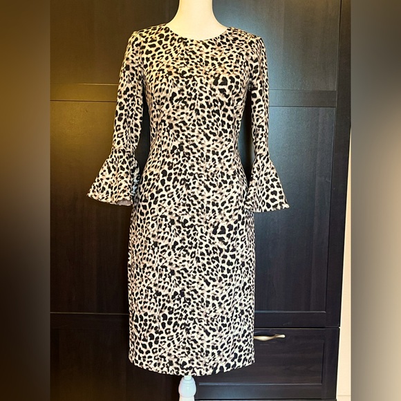 Calvin Klein leopard dress. Bell ruffled sleeves. Midi fitted silhouette. Size M - Picture 4 of 16